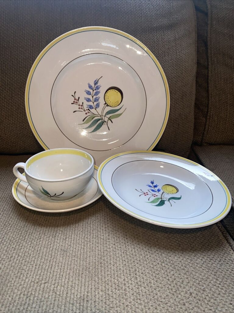 Read more about the article 4 Arabia Wildflower 4Pc Place Setting RARE Made in Finland