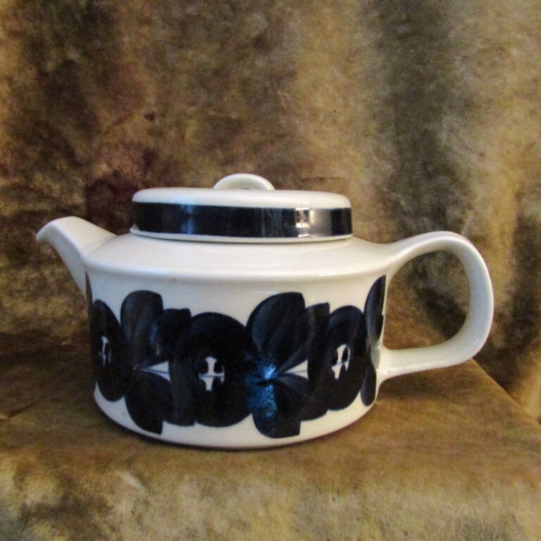 Read more about the article Mid Century Modern Arabia/Finland ANEMONE Teapot with strainer/infuser 55