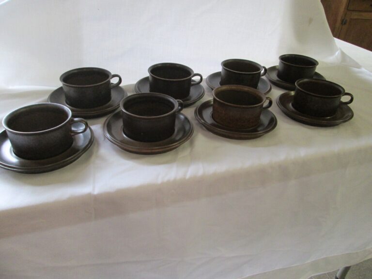 Read more about the article Arabia of Finland MCM Ulla Procope Ruska Brown 8 Cups and Saucers