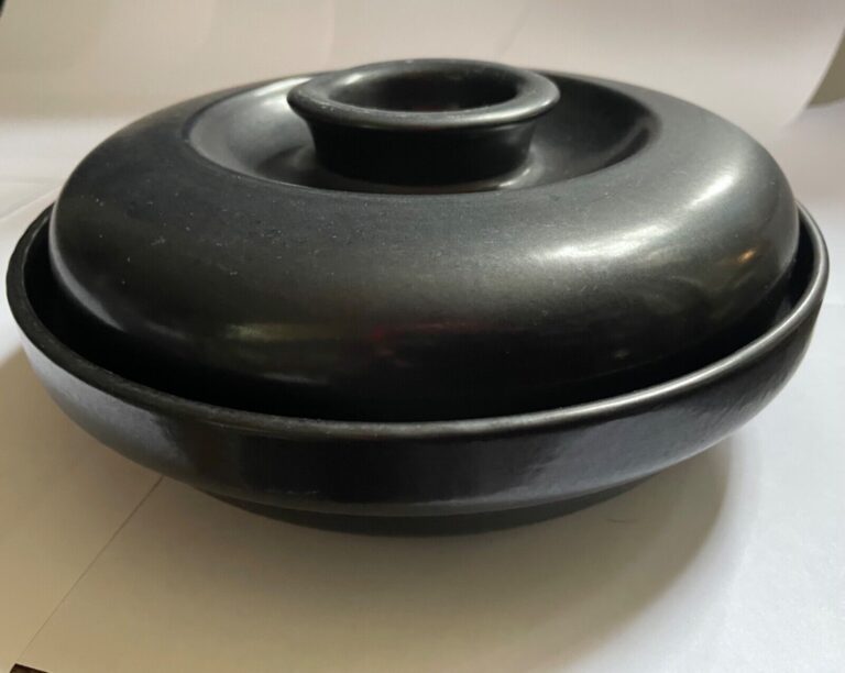 Read more about the article Rare Arabia Finland Kokki Black Stoneware Lidded Bowl Porcelain Vtg