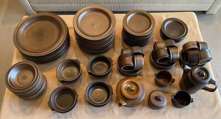 Read more about the article Arabia of Finland RUSKA Pottery Set 71 pieces – 12 place settings Plus