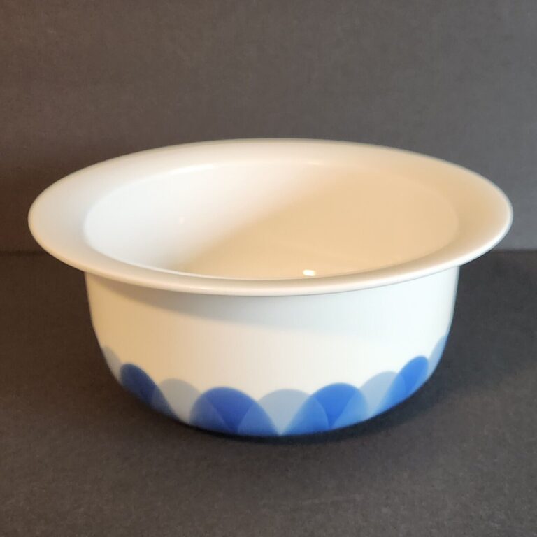 Read more about the article Arabia Finland Pudas Arctica Blue and White 8 1/2″  Serving Bowl Rimmed Vegetable