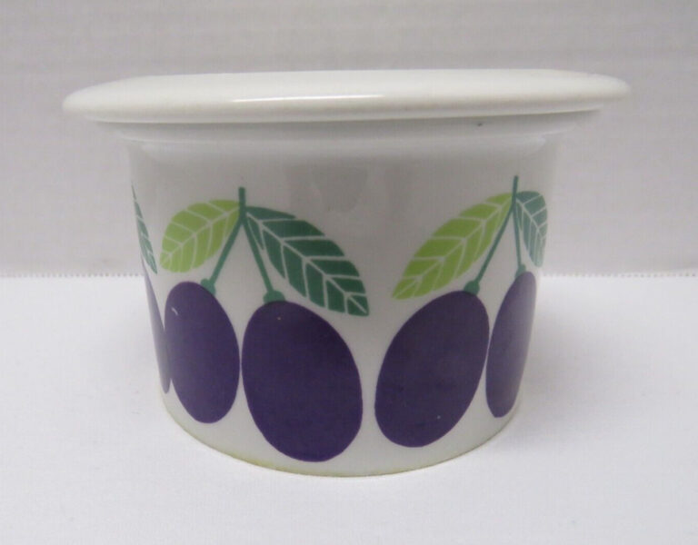 Read more about the article Vintage MCM ARABIA Finland Porcelain PAMONA PLUMS Sugar Bowl and Lid
