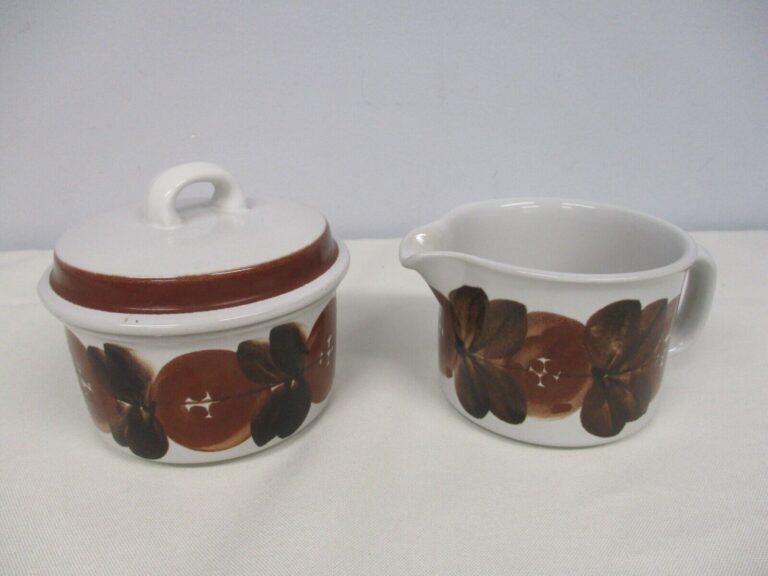 Read more about the article VINTAGE ARABIA ROSMARIN BROWN COVERED SUGAR BOWL and CREAMER ~ HAND SIGNED