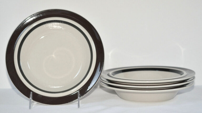 Read more about the article Arabia Finland Ruija Troubadour 4 RIMMED SOUP BOWLS 7 7/8″  Brown Bands  EXC!