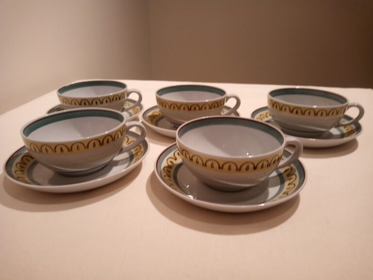 Read more about the article Vintage Arabia of Finland CROWN BAND 5 Cups and Saucers 1955-1970 EUC