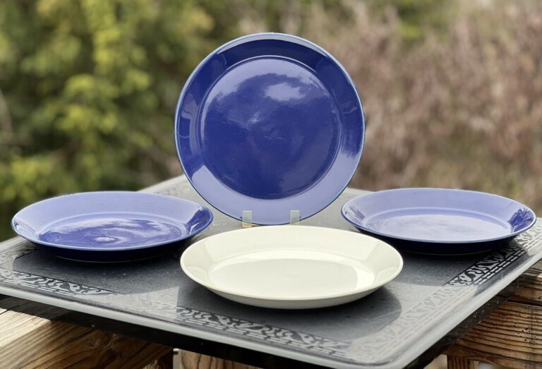 Read more about the article Arabia Teema Finland Set of 1 White and 3 Dark Blue 10″ Dinner Plates Kaj Frank