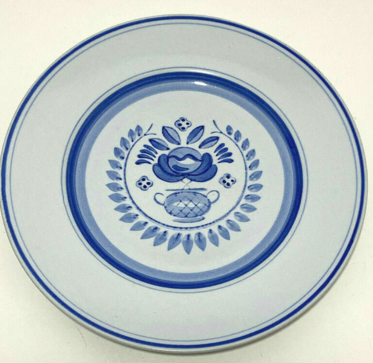 Read more about the article Arabia Finland Blue Rose Dinner Plate Flower Rings 10 1/4″ Hand Painted Vintage