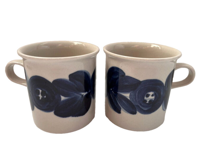 Read more about the article Set of 2 Hand Painted Vintage ARABIA Finland Cobalt Blue ANEMONE Mug Cup  Marked
