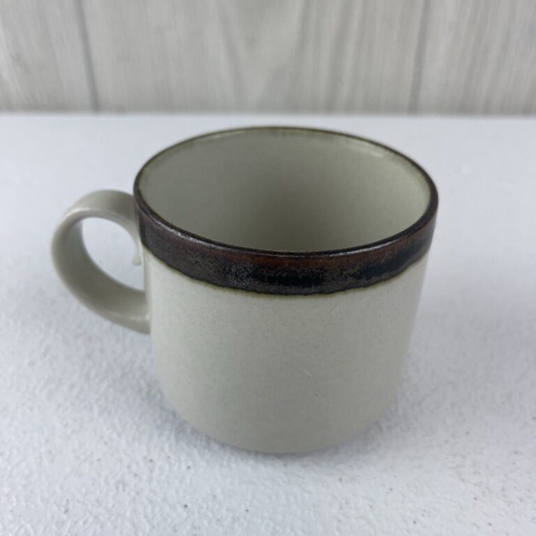 Read more about the article Vintage Arabia Finland Karelia Mug MCM Ivory and Brown