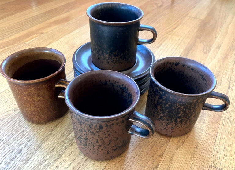 Read more about the article 8pc Arabia Ruska Finland Coffee Mugs Tea Cups and Saucers Dark Brown Stoneware Set