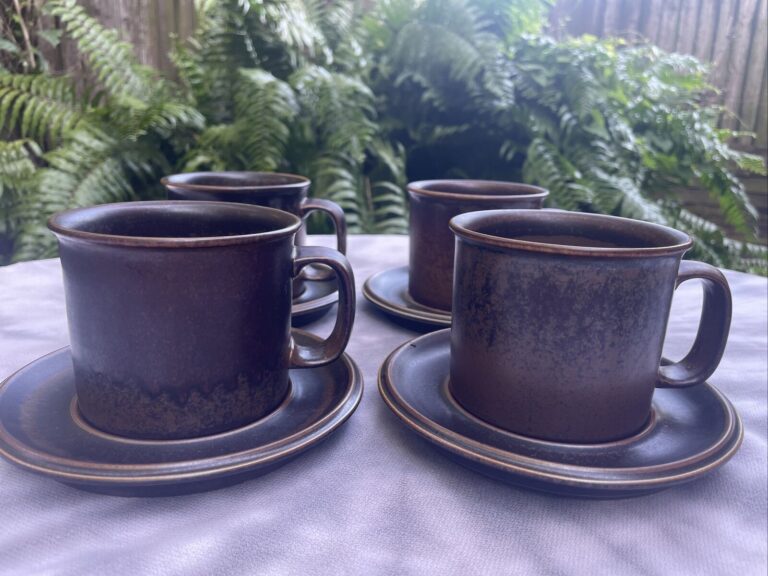 Read more about the article Arabia Ruska Brown 3 3/8 Inch Tall Beer Coffee Mug Set Of 4 W/ Saucers