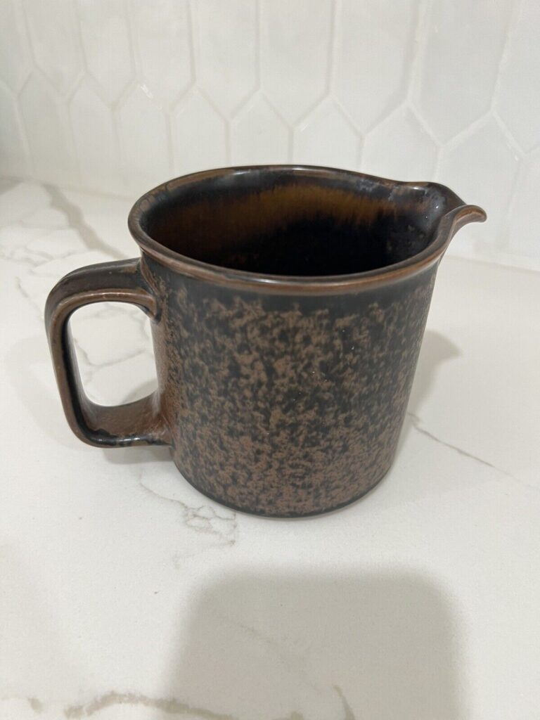 Read more about the article Vintage Arabia of Finland Ruska Medium Size 4″ 16oz Pitcher Brown Stoneware