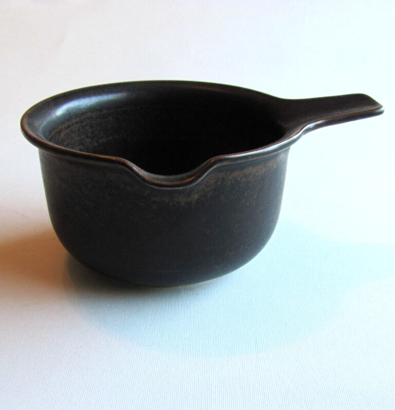 Read more about the article Arabia Finland Vintage brown Ruska sauce boat  sauce dish Ulla Procopé