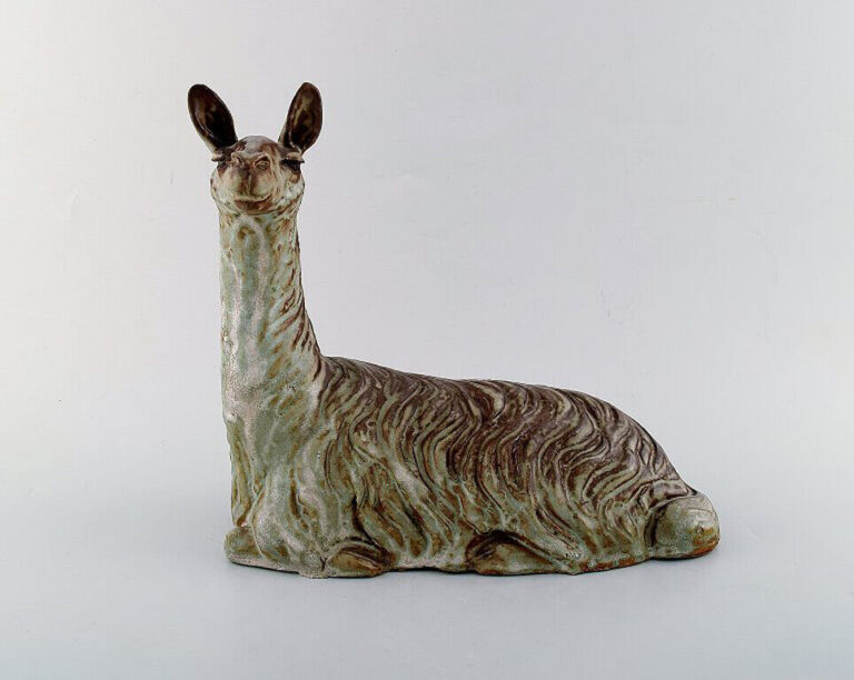 Read more about the article Lea von Mickwitz (1884-1978) for Arabia. Large sculpture  glazed stoneware. Lama