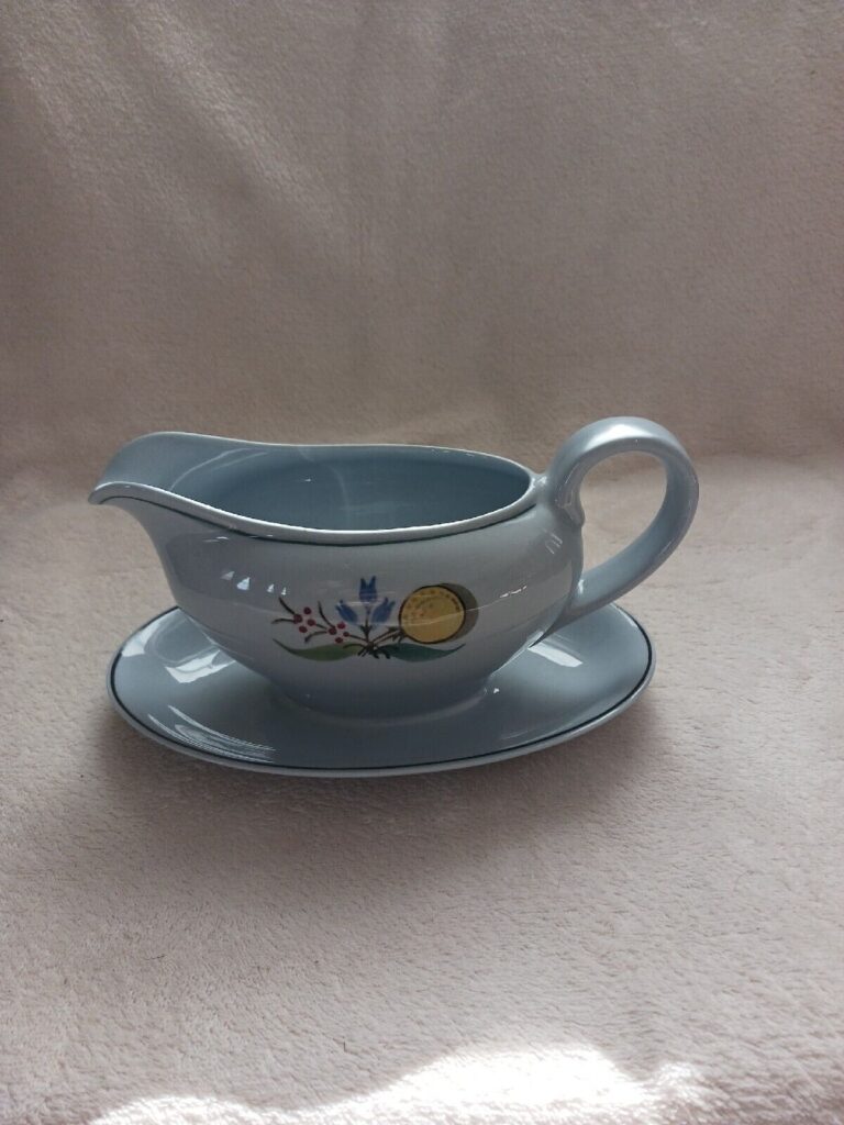Read more about the article Arabia Finland Wind Flower Gravy Boat Attached Under Plate