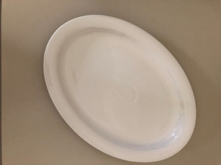 Read more about the article ARABIA ARCTICA 14” WHITE OVAL PLATTER