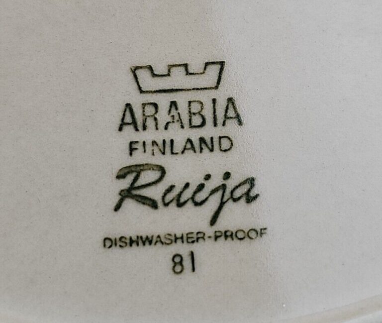 Read more about the article Arabia Finland Ruija Troubadour 10″ DINNER Plates Vintage Lot of 3