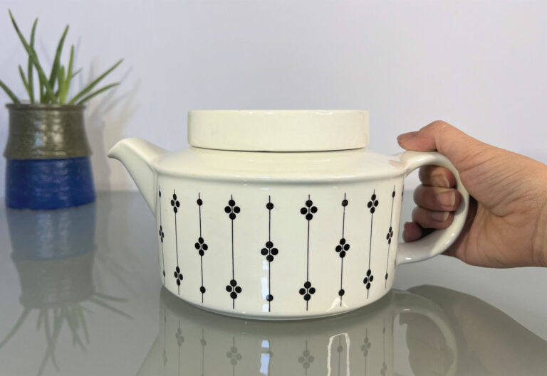Read more about the article Rare Arabia Finland Kartano Tea Pot by Esteri Tomula
