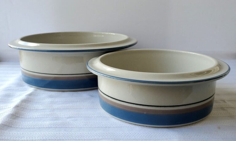 Read more about the article Rare Pair of Arabia Finland Uhtua Nested Serving Bowls
