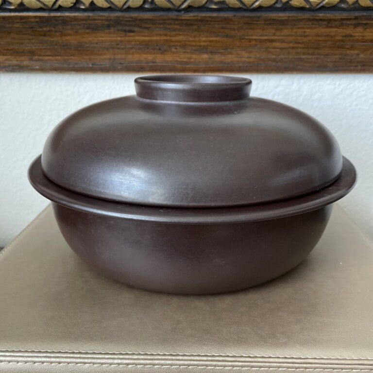 Read more about the article Arabia Finland LIEKKI Flame Pottery Pot w Lid Casserole Dish MCM Brown 70s Read*