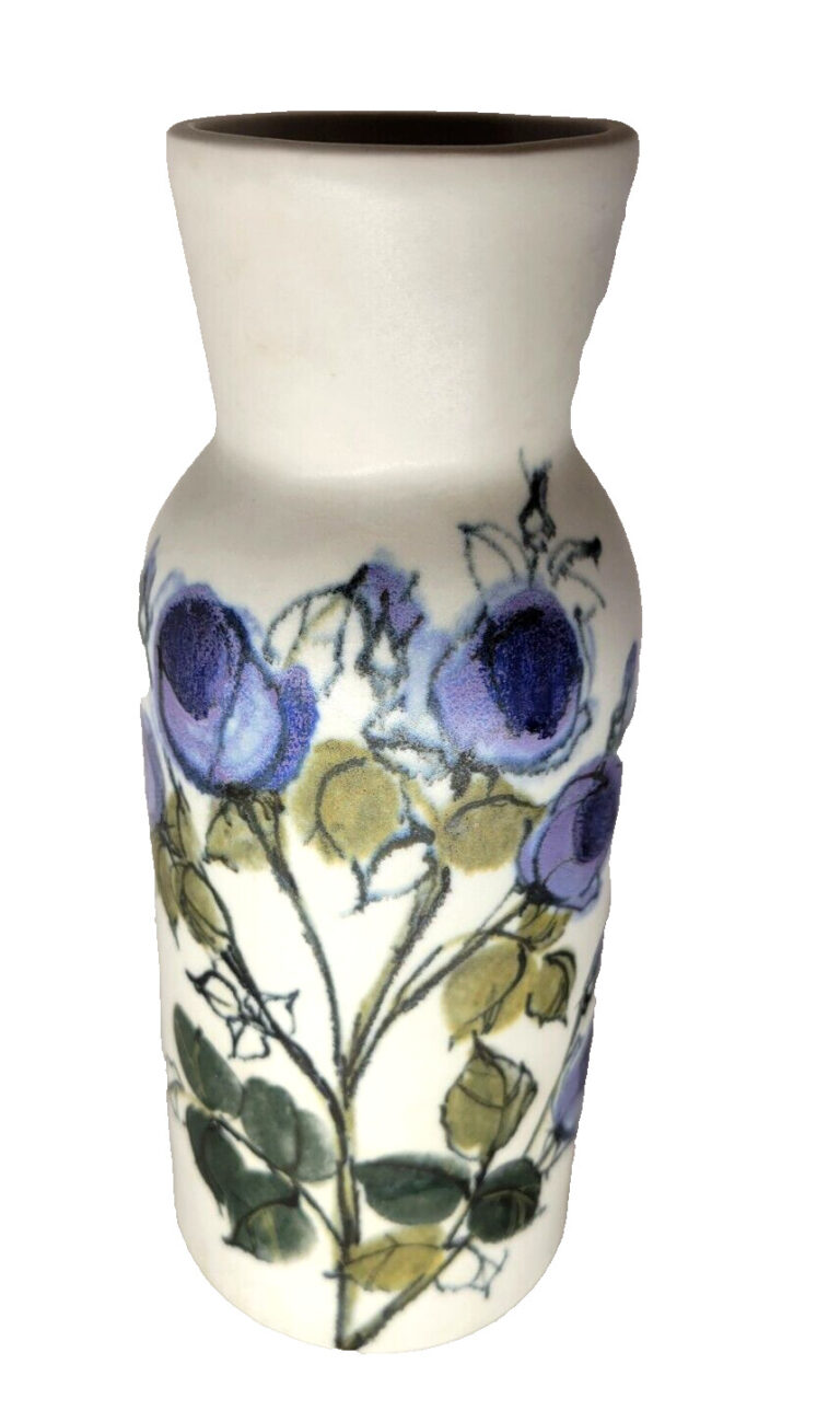 Read more about the article Vintage MCM Arabia Finland Hikka Liisa Ahola Blue Roses 9.25″ Vase