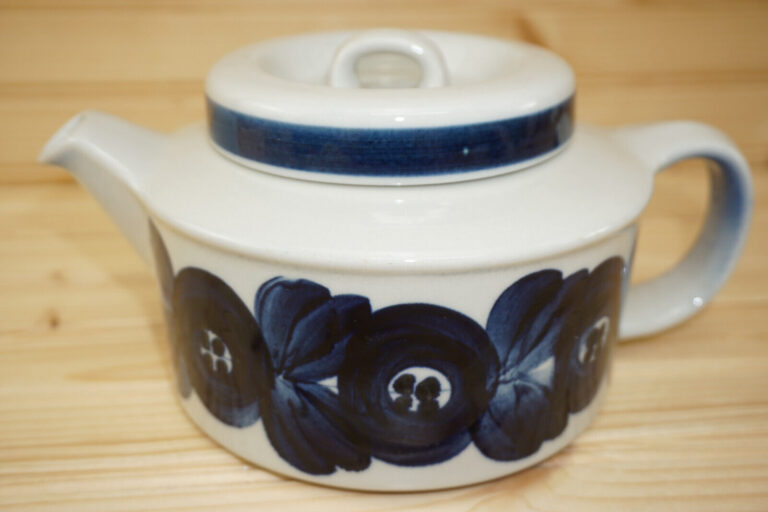Read more about the article Arabia Anemone Blue Teapot  3 3/4″ with Lid  (S31)