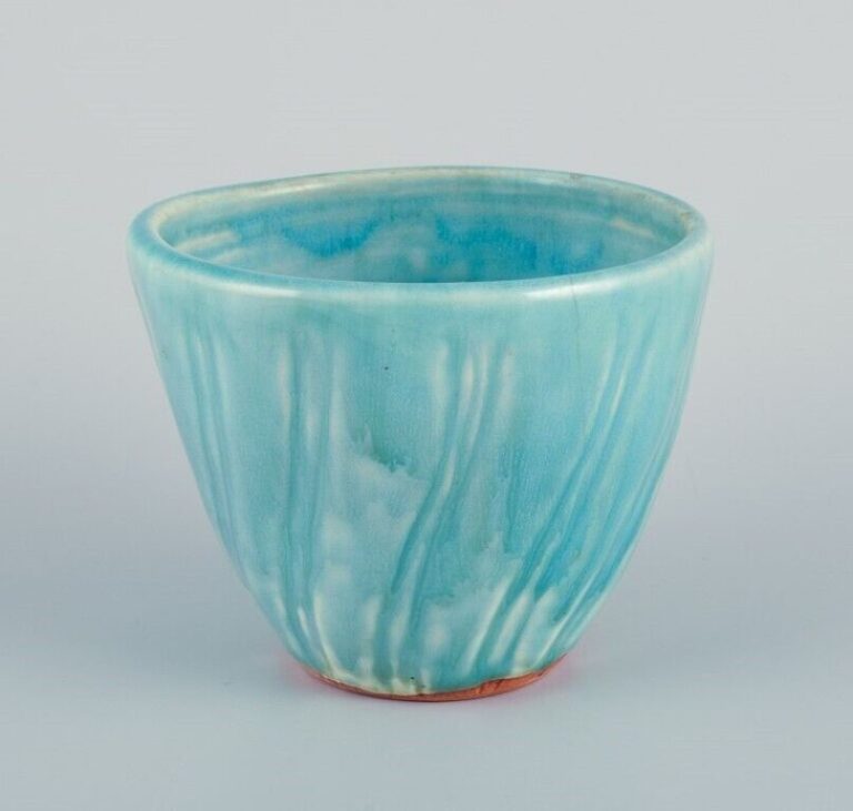 Read more about the article Lea von Mickwitz  Arabia  Finland. Unique ceramic bowl with turquoise glaze.