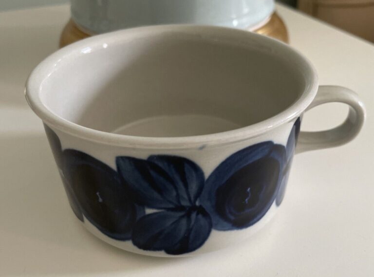 Read more about the article Arabia Finland -Saara Stoneware – Small Mug – Blue Anemone- Ulla Precope