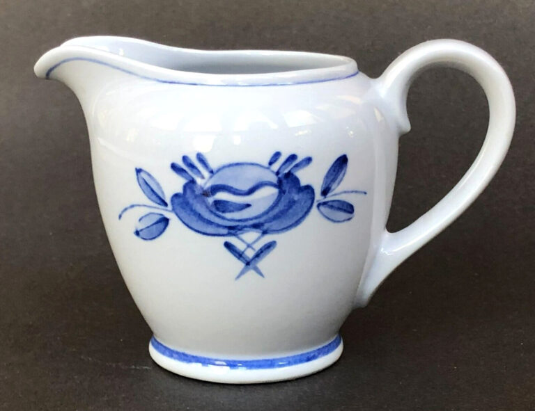 Read more about the article Vintage Arabia Blue Rose Creamer Made in Finland Hand Painted Blue Flower