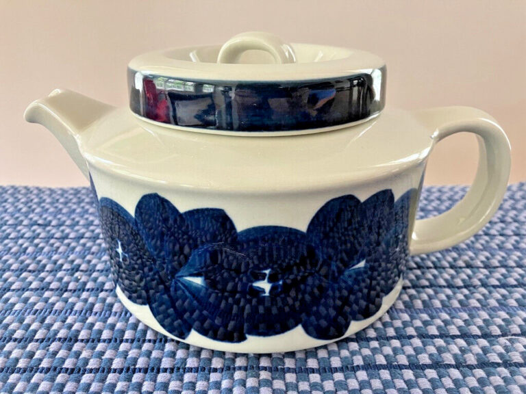 Read more about the article Arabia of Finland ANEMONE BLUE Teapot Tea Pot w/ Lid and Strainer EXCELLENT