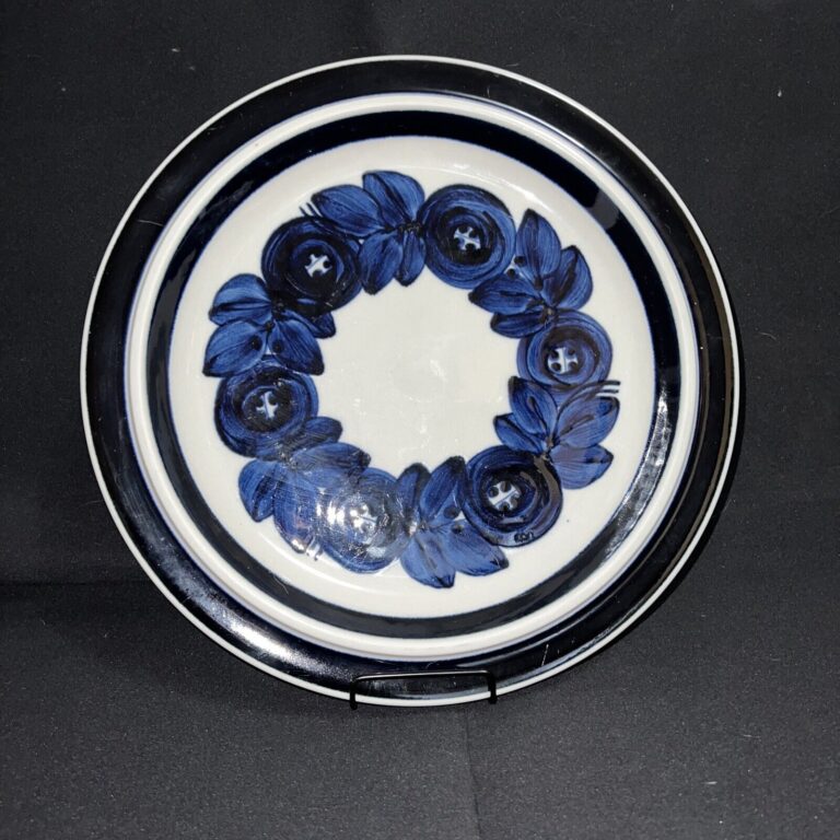 Read more about the article Arabia of Finland Anemone Blue Chop Plate