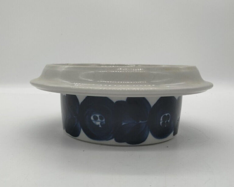 Read more about the article Vintage Arabia Finland Signed Blue Anemone Ulla Procope Soup Bowl and Bread Plate