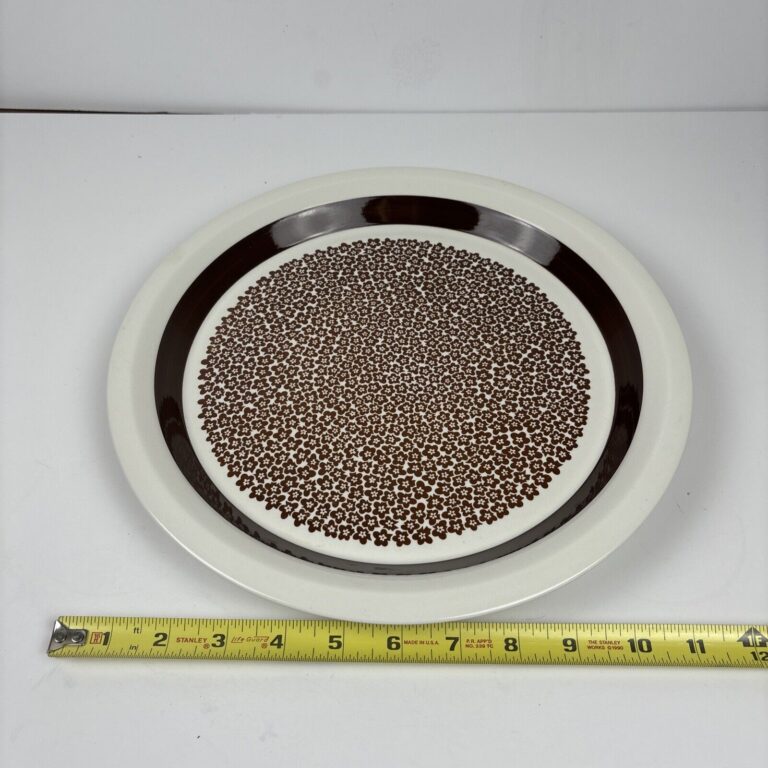 Read more about the article Vintage Arabia Finland FAENZA 12” Chop Plate Brown Flowers Inkeri Leivo 1970’s