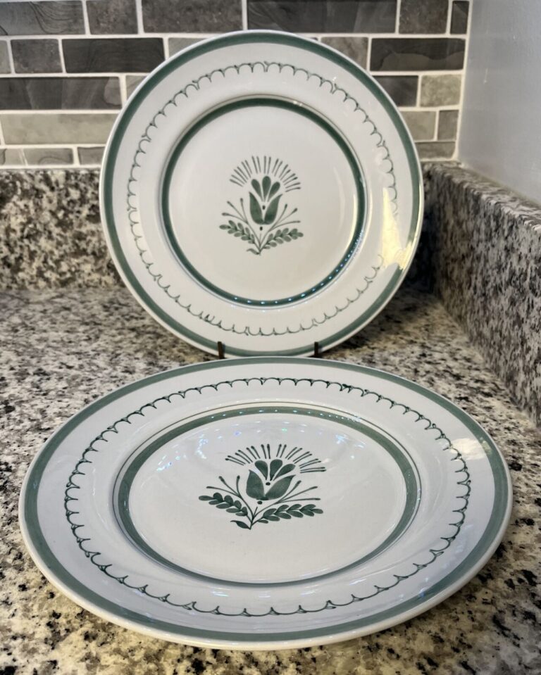 Read more about the article Arabia Green Thistle Finland Set of 2 Dinner Plates 10.25” Mid-Century Modern