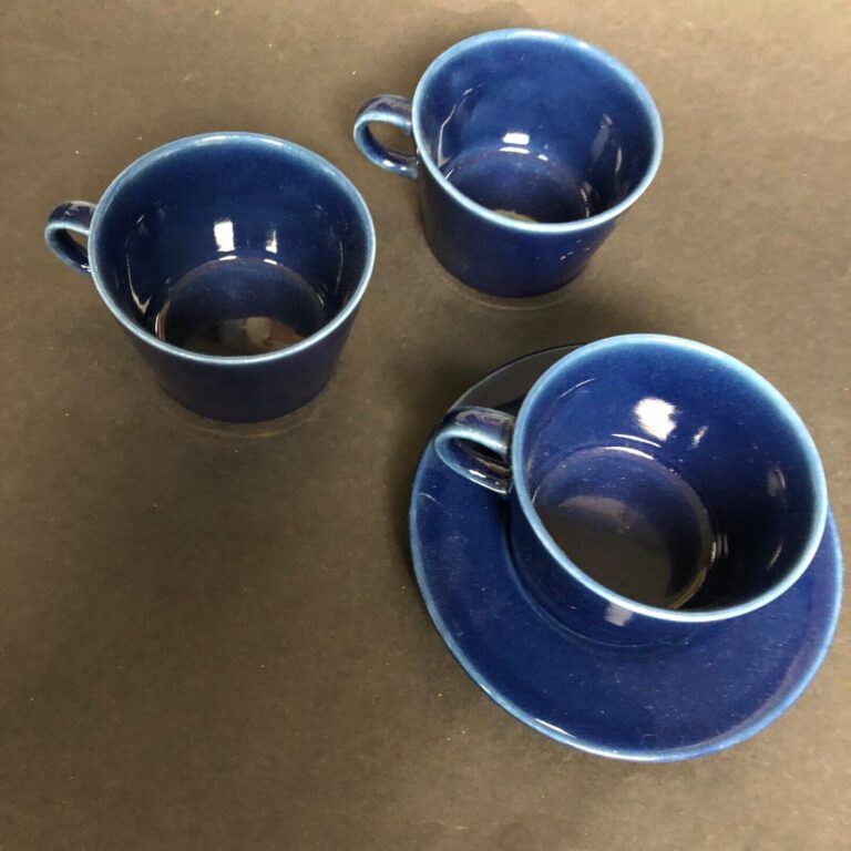 Read more about the article Arabia Finland BLUE Teema 3 cups mugs 1 saucer mcm