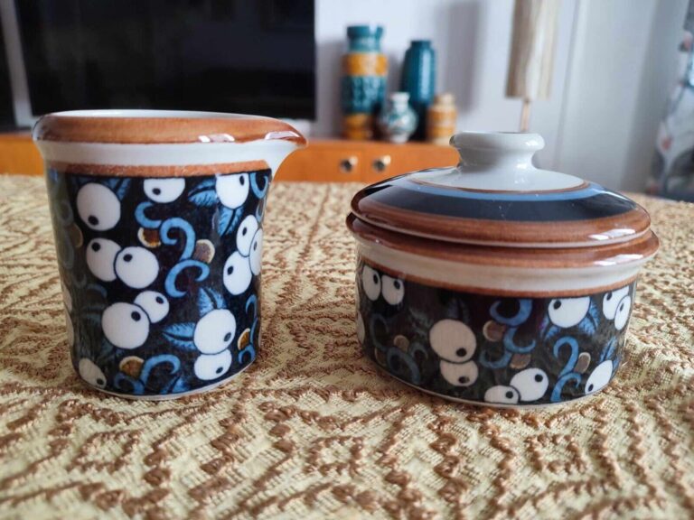 Read more about the article Arabia Taika Mustikka (Magic Blueberry) Creamer and Sugar Bowl. Finland 1970’s
