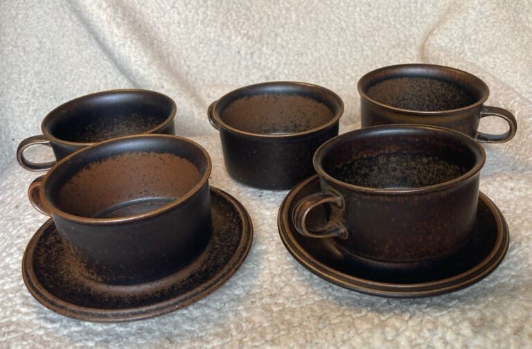 Read more about the article Vintage Arabia Finland Ruska Stoneware Espresso Tea 5 Cups and 2 Saucers EUC