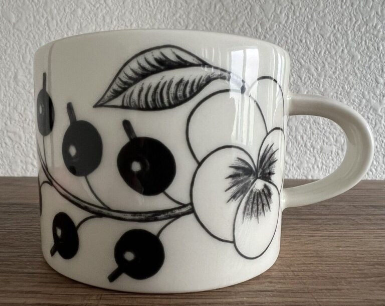 Read more about the article ARABIA  FINLAND Birger Kaipiainen  Black Paratiisi  Tea Cup