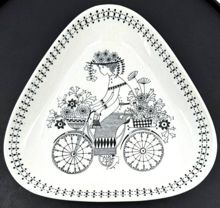 Read more about the article Vintage ARABIA Finland EMILIA Trinket Dish PROCOPE Raija Uosikkinen WOMAN Bike
