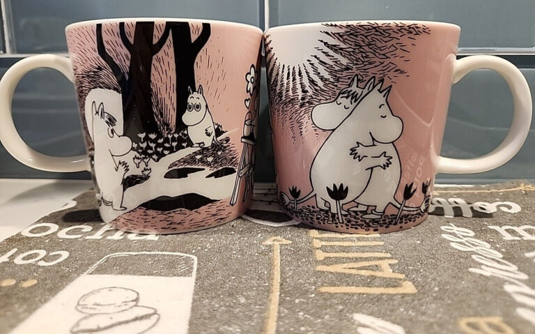 Read more about the article (2) Arabia Finland Moomin Snorkmaiden and Moomintroll Hugging/Love Mugs/Cups Pink