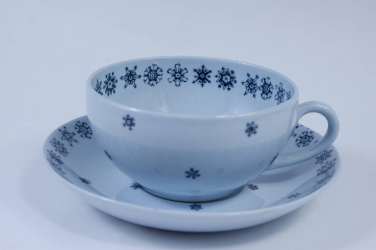 Read more about the article Arabia Snowflake Cup Saucer Raija Uosikkinen