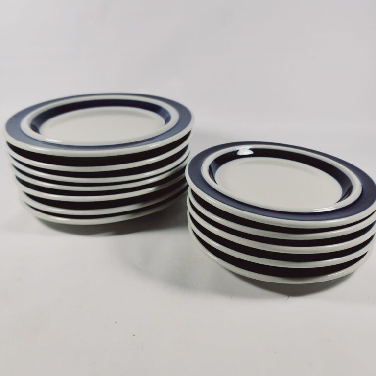 Read more about the article SET of 12 VTG 1960s Arabia Anemone Cobalt Blue Salad Plates 8” + Bread 6.5″