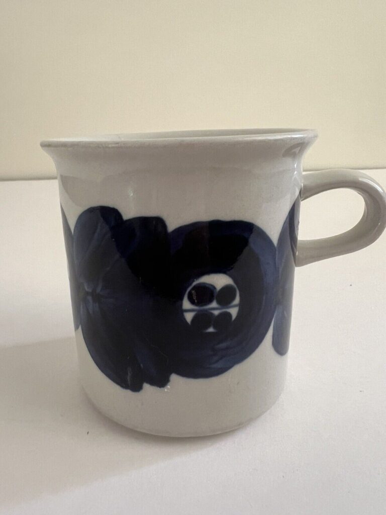 Read more about the article Arabia Finland Blue Anemone Coffee Mug By Ulla Procope Flower 9cm
