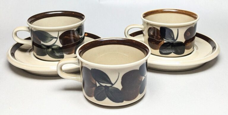 Read more about the article Vtg Arabia Finland Ruija Troubadour 3 Tea Cups and 2 Saucers  Small Size