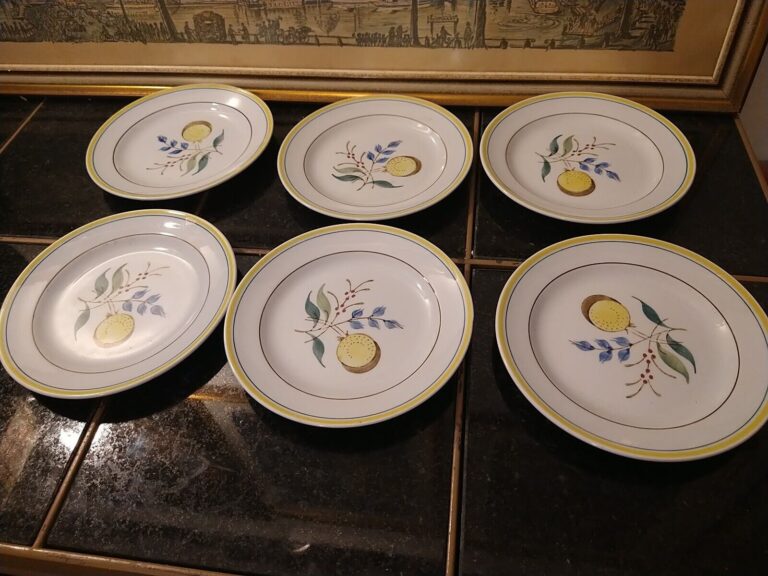 Read more about the article Vtg Set of 6 Arabia Windflower Bread Plates 5.75” Hand painted Finland