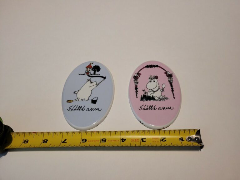 Read more about the article Arabia Finland “Moomin” Porcelain Wall Door Motif Plaque Set of 2 Blue Pink Rare