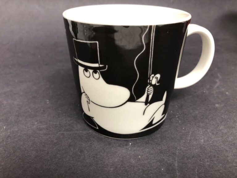 Read more about the article Arabia Finland Moomin mug cup cow top hat fishing black white