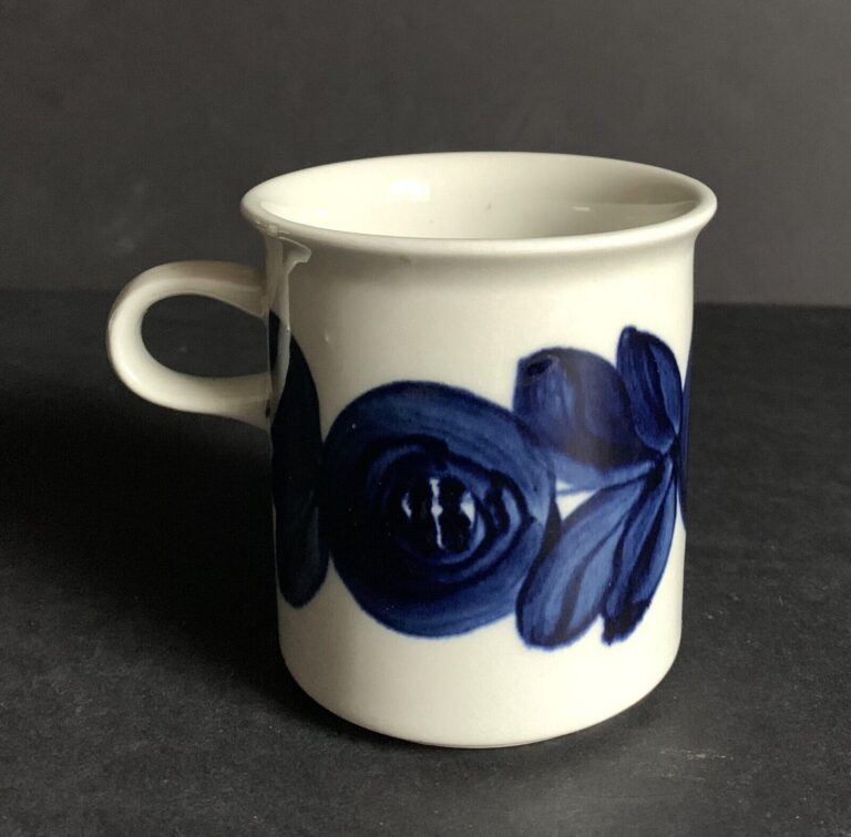 Read more about the article Arabia Finland  One  Anemone Blue  Mug 3 1/2″  Signed Ulla Procope Vintage