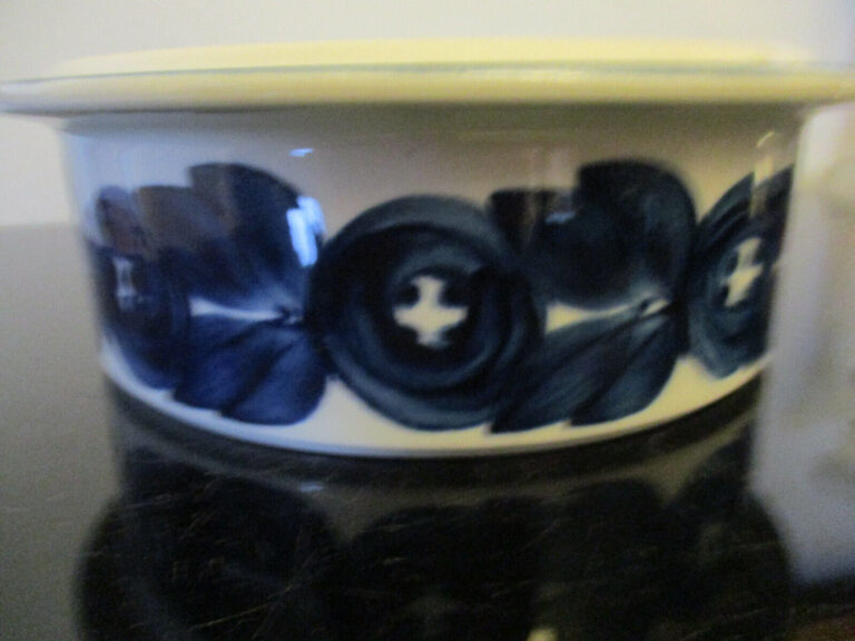 Read more about the article Vintage MCM 9″ ARABIA Finland Anemone Serving Vegetable Bowl Flow Blue Stoneware